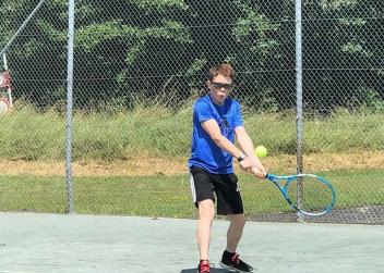 Wie immer hochkonzentriert, man achte auf meinen Geschichtsausdruck. Beim Tennis mit Tante und Onkel in Baden-Baden. Vorsicht vor meiner beidhändigen Rückhand!