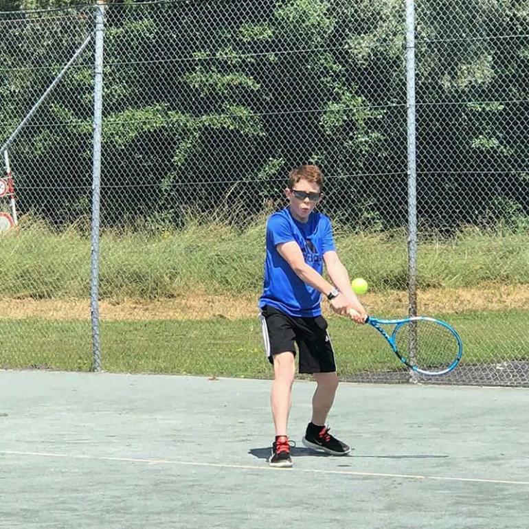 Wie immer hochkonzentriert, man achte auf meinen Geschichtsausdruck. Beim Tennis mit Tante und Onkel in Baden-Baden. Vorsicht vor meiner beidhändigen Rückhand!